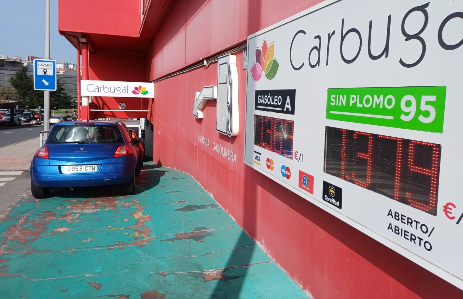 Colas en las gasolineras de A Coruña tras la subida del precio de los carburantes y por temor a más subidas Colas en las gasolineras de A Coruña tras la subida del precio de los carburantes y por temor a más subidas