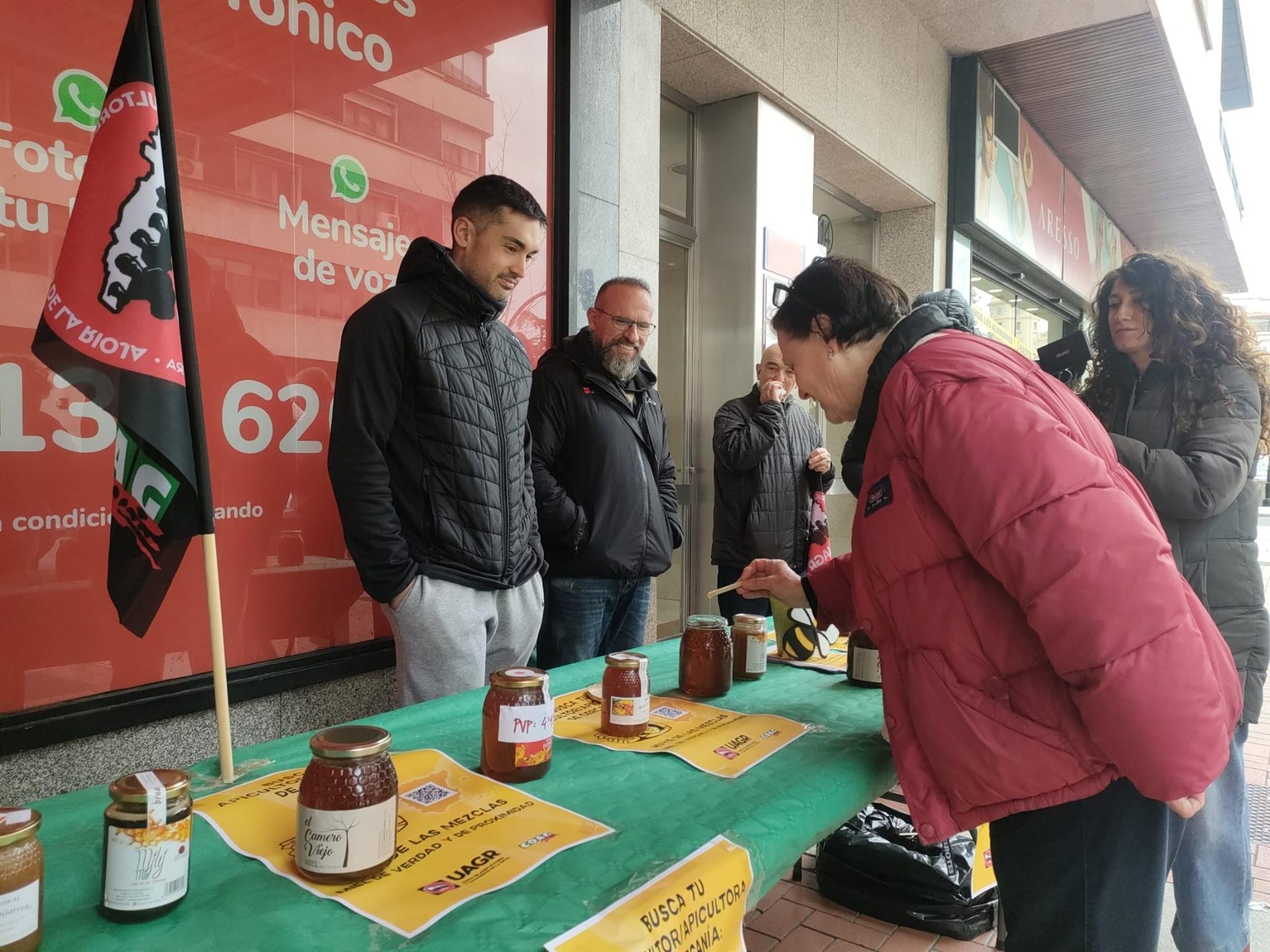 La UAGR invita a los riojanos a catar miel de proximidad para denunciar las mezclas de terceros países La UAGR invita a los riojanos a catar miel de proximidad para denunciar las mezclas de terceros países