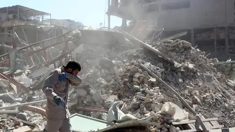 Las autoridades trabajan en un edificio destruida cerca de la plaza Ferdowsi después de un bombardeo en Teherán. Las autoridades trabajan en un edificio destruida cerca de la plaza Ferdowsi después de un bombardeo en Teherán.