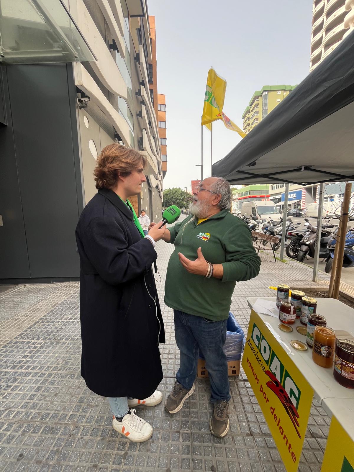 COAG saca a la calle una cata de miel para denunciar la competencia desleal COAG saca a la calle una cata de miel para denunciar la competencia desleal