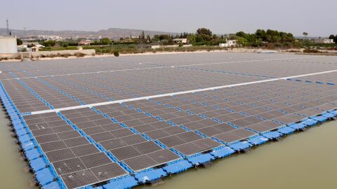 Placas solares en un embalse de Riegos de Levante. Placas solares en un embalse de Riegos de Levante.