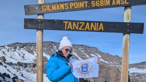 Carla &Aacute;ngel en el momento de coronar el Kilimanjaro. 