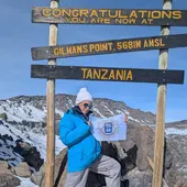 Carla Ángel en el momento de coronar el Kilimanjaro. Carla Ángel en el momento de coronar el Kilimanjaro.