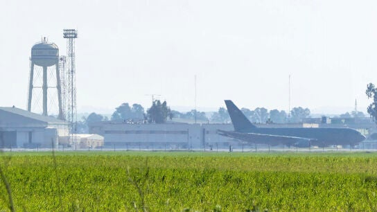 Vista de uno de los aviones en la base militar que el Ej&eacute;rcito estadounidense tiene en la localidad sevillana de Mor&oacute;n.