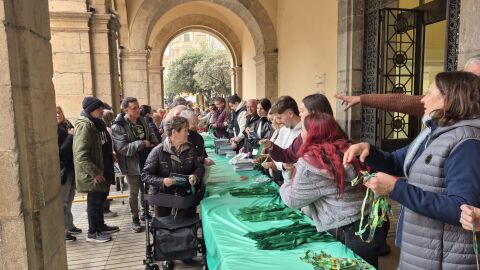 Largas colas en la Plaza Mayor de Castell&oacute; para recoger los llibrets de la Magdalena