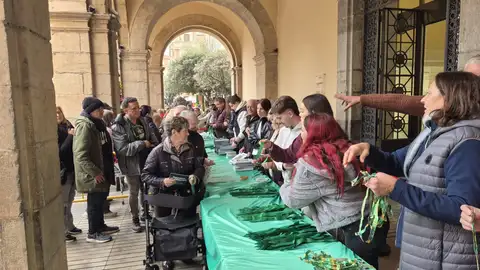 Largas colas en la Plaza Mayor de Castelló para recoger los llibrets de la Magdalena Largas colas en la Plaza Mayor de Castelló para recoger los llibrets de la Magdalena