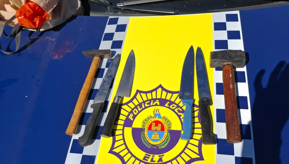 Cuchillos, martillo y maza que llevaba el detenido en Elche. Cuchillos, martillo y maza que llevaba el detenido en Elche.