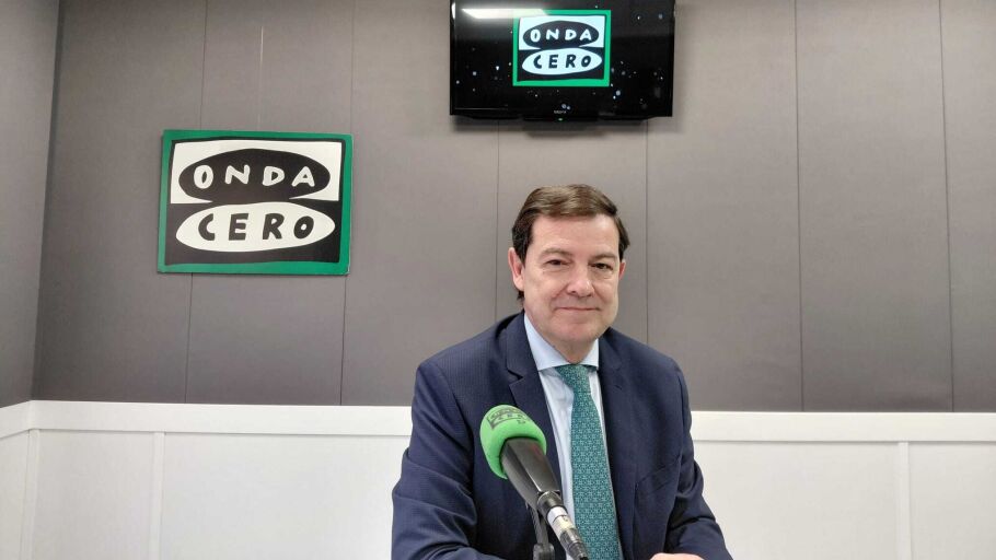 Alfonso Fern&aacute;ndez-Ma&ntilde;ueco en los estudios de Onda Cero Salamanca