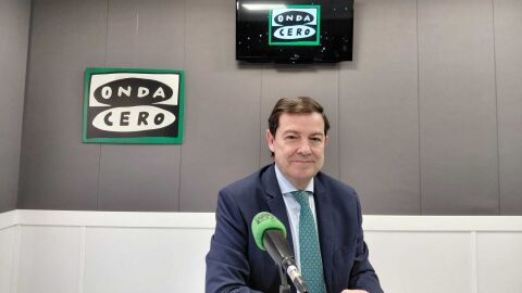 Alfonso Fern&aacute;ndez-Ma&ntilde;ueco en los estudios de Onda Cero Salamanca