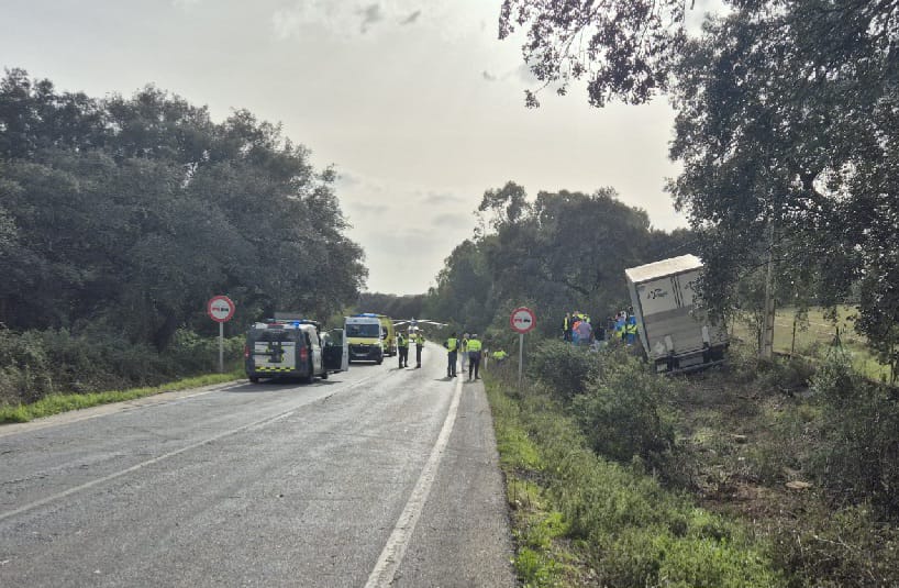 Fallece un hombre de 58 años tras la salida de vía de un camión en Oliva de la Frontera Fallece un hombre de 58 años tras la salida de vía de un camión en Oliva de la Frontera