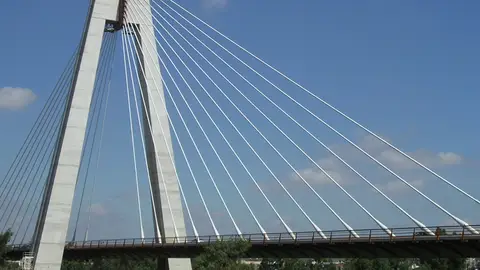 Una mujer y un hombre heridos en un accidente de tráfico en la Rotonda del Puente Real de Badajoz Una mujer y un hombre heridos en un accidente de tráfico en la Rotonda del Puente Real de Badajoz