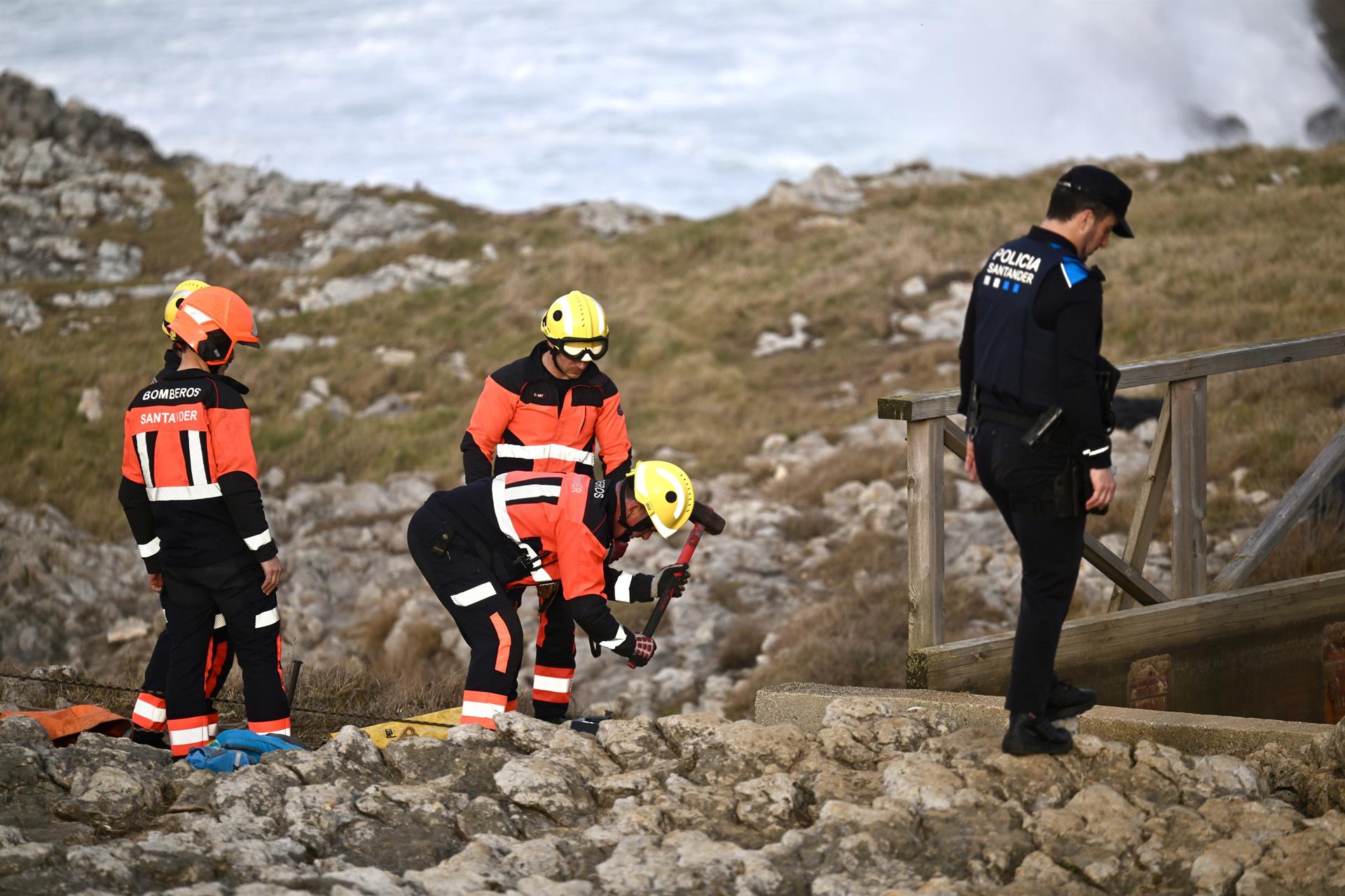 Equipos de rescate en El Bocal de Santander Equipos de rescate en El Bocal de Santander