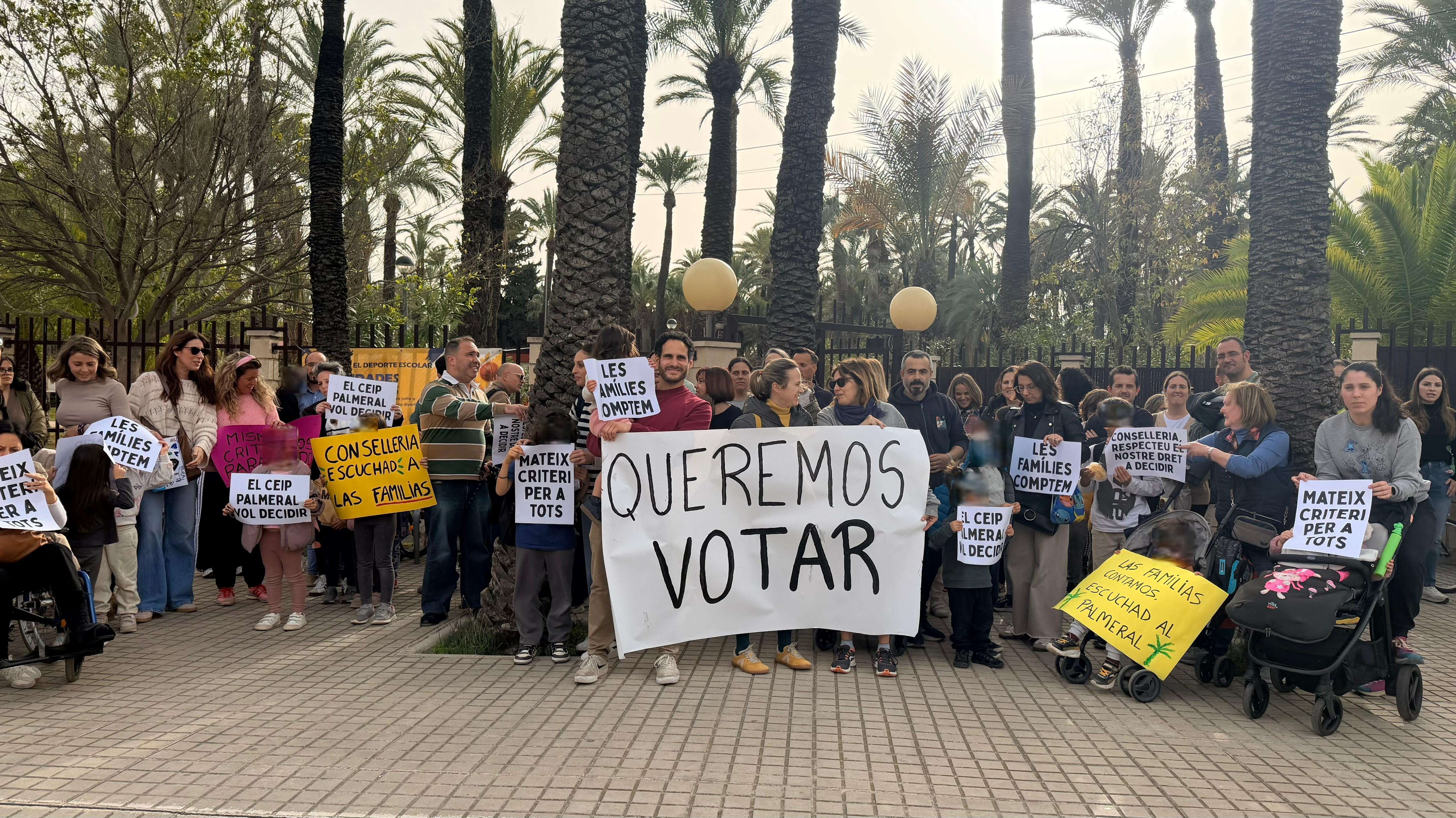 Padres del colegio El Palmeral de Elche denuncian que Educación impide su derecho a votar la jornada escolar Padres del colegio El Palmeral de Elche denuncian que Educación impide su derecho a votar la jornada escolar