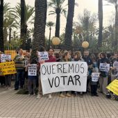 Padres del colegio público El Palmeral de Elche concentrados. 
