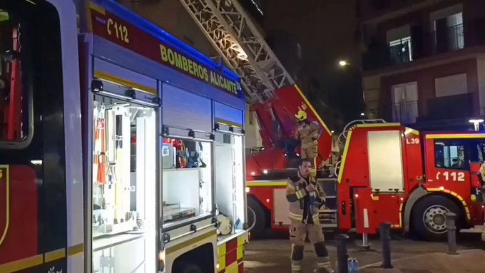 Siete personas resultan afectadas por inhalación de humo durante un incendio en la avenida de Alfonso el Sabio Siete personas resultan afectadas por inhalación de humo durante un incendio en la avenida de Alfonso el Sabio