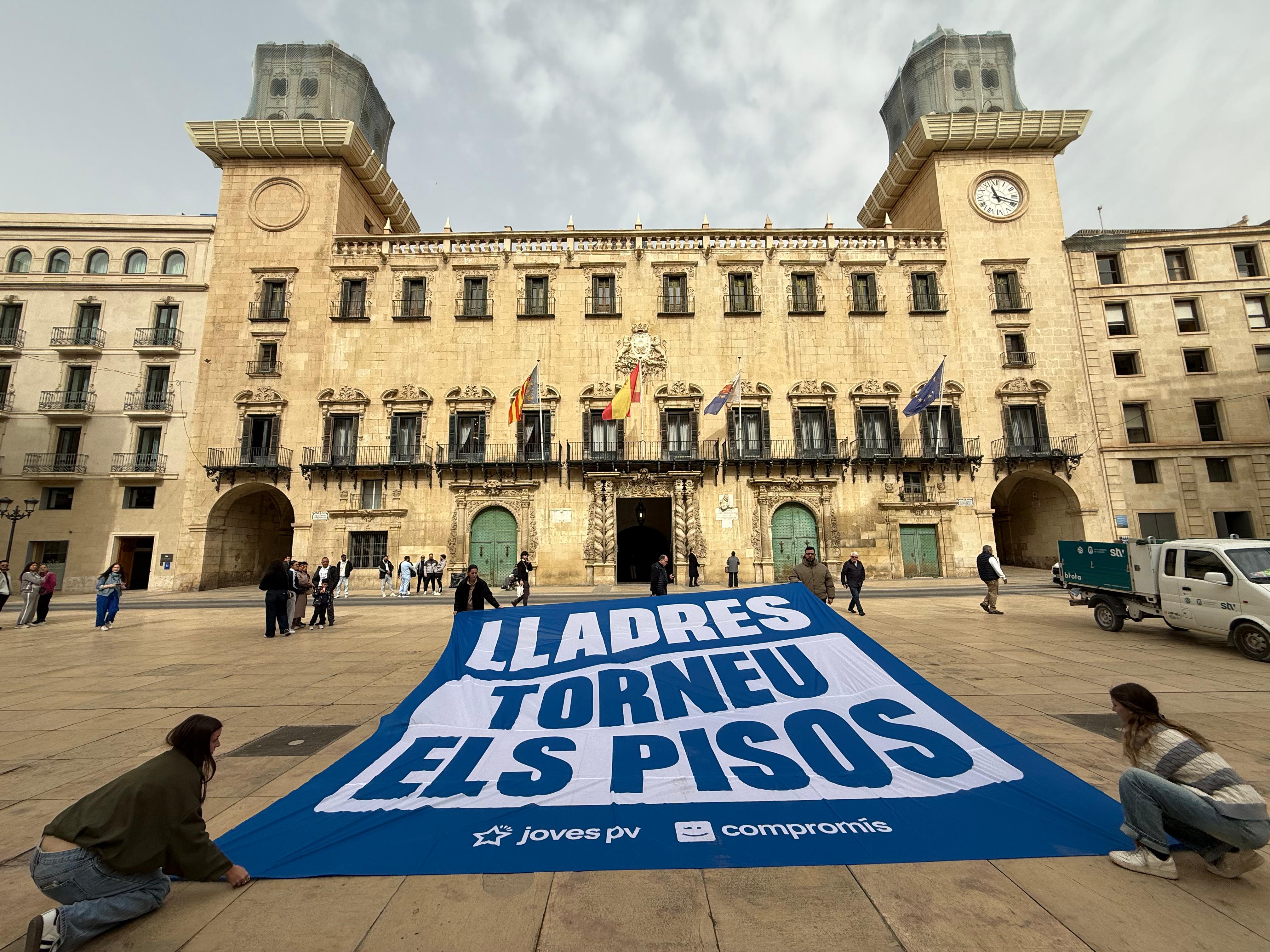 Protesta de Compromís ante el Ayuntamiento de Alicante Protesta de Compromís ante el Ayuntamiento de Alicante