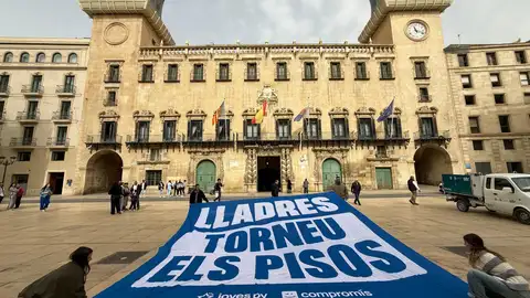 Protesta de Compromís ante el Ayuntamiento de Alicante Protesta de Compromís ante el Ayuntamiento de Alicante