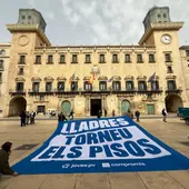 Protesta de Compromís ante el Ayuntamiento de Alicante Protesta de Compromís ante el Ayuntamiento de Alicante