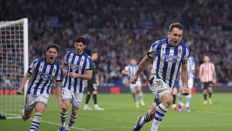 Oyarzabal celebra la clasificación de la Real Sociedad a la final de Copa
