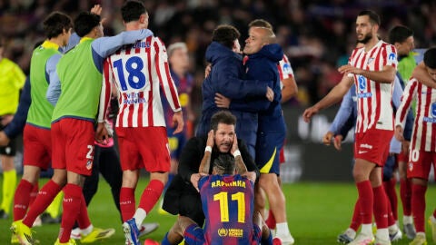 Los jugadores de Atl&eacute;tico de Madrid y Barcelona tras el final del partido de Copa del rey