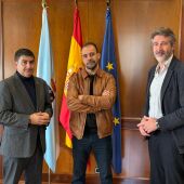Pedro Blanco, delegado del gobierno en Galicia, recibe al patrón de Carril 