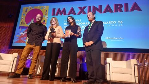 Alberto V&aacute;zquez, Marit&eacute; Cores co premio Goya ga&ntilde;ado por V&aacute;zquez, Matilde Rodr&iacute;guez e Manuel Mora, na presentaci&oacute;n do Imaxinaria 2026