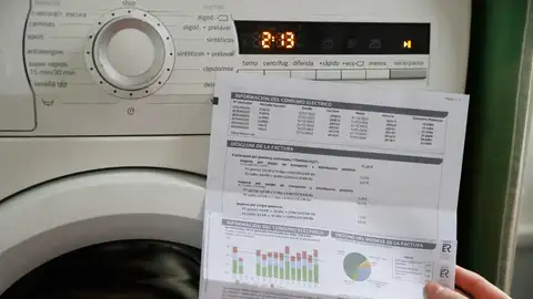 Imagen de archivo de una factura de electricidad de un hogar ante un electrodoméstico. Imagen de archivo de una factura de electricidad de un hogar ante un electrodoméstico.