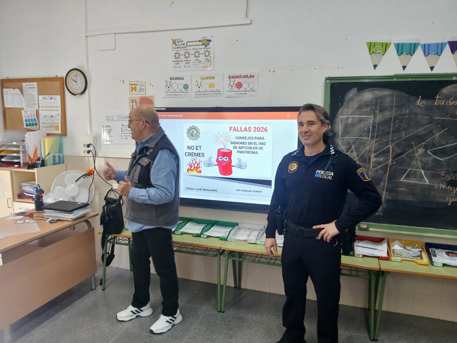 La Policía Local de Almussafes informa a los escolares sobre el uso responsable del material pirotécnico La Policía Local de Almussafes informa a los escolares sobre el uso responsable del material pirotécnico