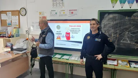 La Policía Local de Almussafes informa a los escolares sobre el uso responsable del material pirotécnico La Policía Local de Almussafes informa a los escolares sobre el uso responsable del material pirotécnico