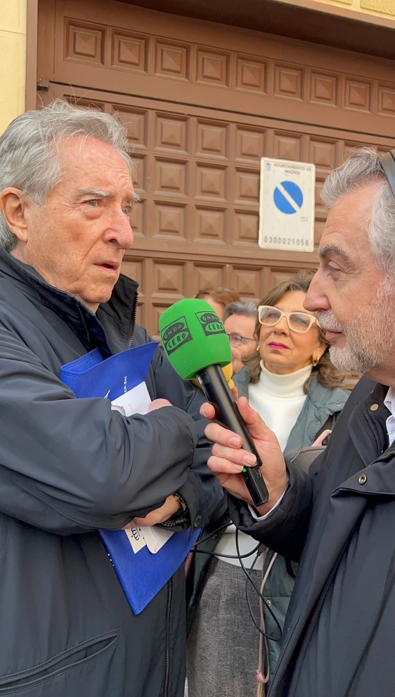 Iñaki Gabilondo con Carlos Alsina en la capilla ardiente de Fernando Ónega Iñaki Gabilondo con Carlos Alsina en la capilla ardiente de Fernando Ónega