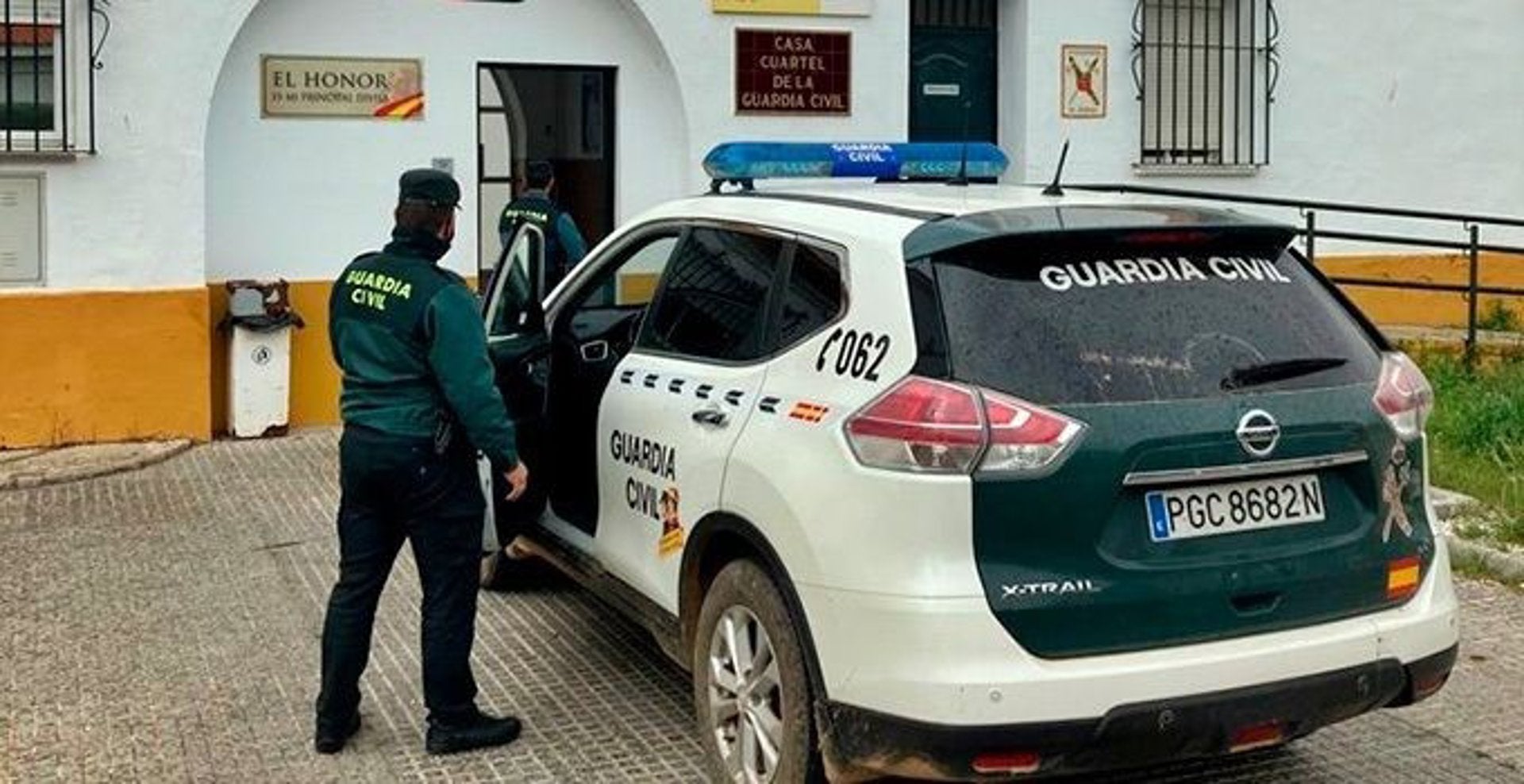 Cinco detenidos e investigados, dos de ellos menores, por el robo de 14 móviles en una tienda en Montijo Cinco detenidos e investigados, dos de ellos menores, por el robo de 14 móviles en una tienda en Montijo