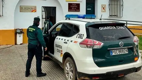 Cinco detenidos e investigados, dos de ellos menores, por el robo de 14 móviles en una tienda en Montijo Cinco detenidos e investigados, dos de ellos menores, por el robo de 14 móviles en una tienda en Montijo