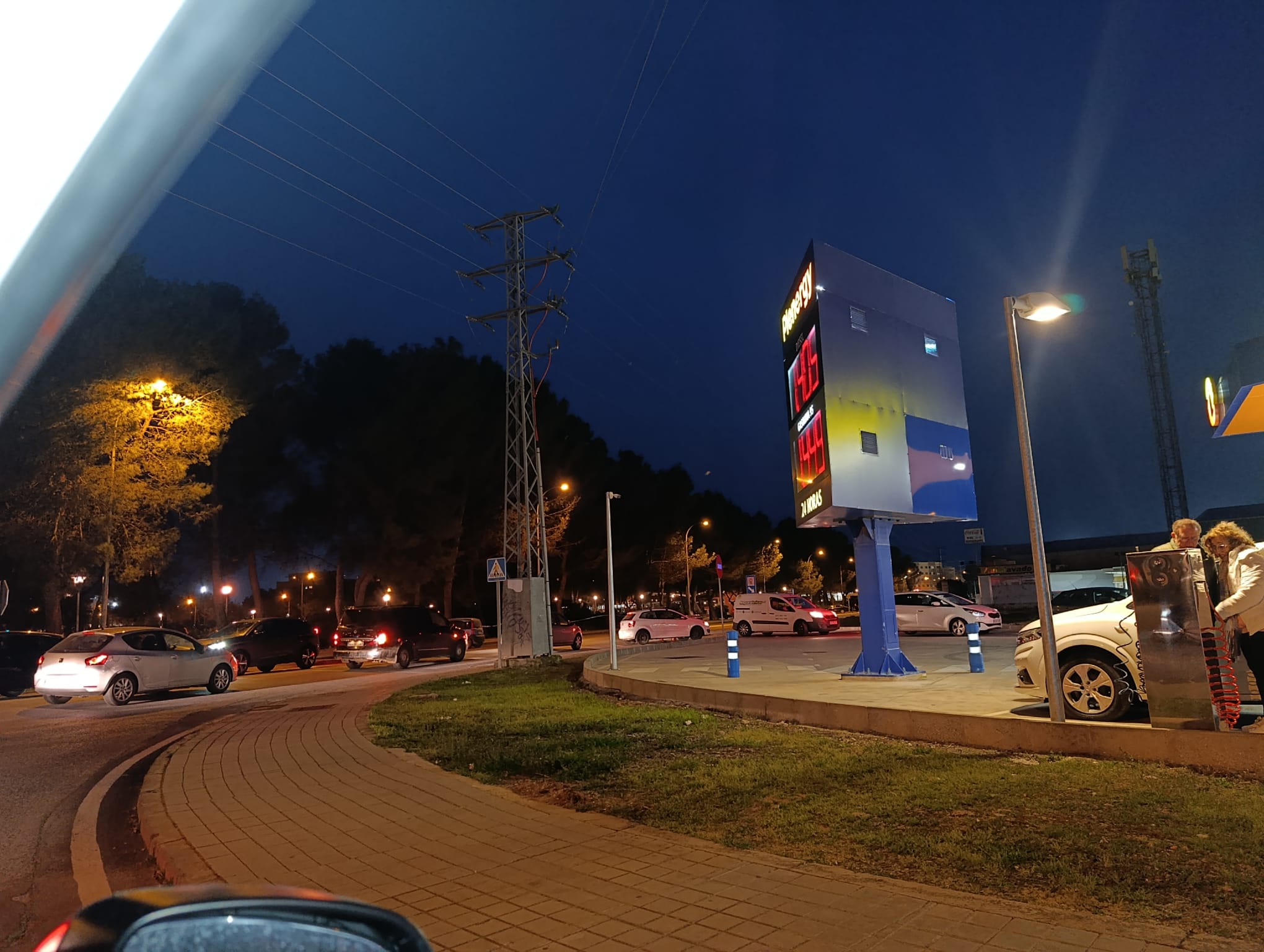 Colas y falta puntual de combustible en algunas gasolineras tras la subida del petróleo Colas y falta puntual de combustible en algunas gasolineras tras la subida del petróleo