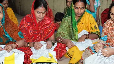 Mujeres de India cosiendo en la cooperativa con la que colabora la Fundación Isabel Martín Mujeres de India cosiendo en la cooperativa con la que colabora la Fundación Isabel Martín