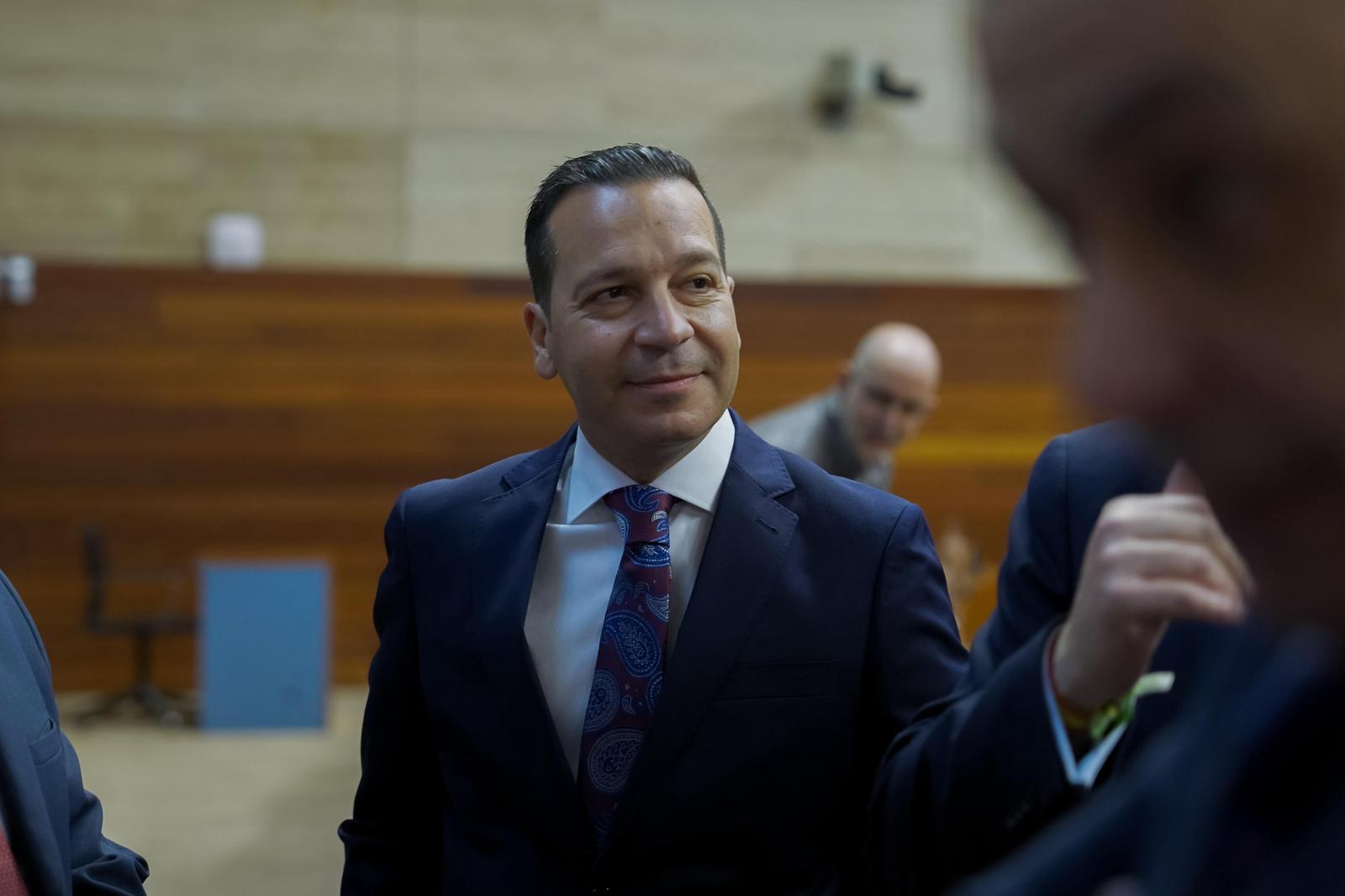 Vox avanza que no apoyará a Guardiola hasta que no tenga "garantías de cumplimiento" del cambio en Extremadura Vox avanza que no apoyará a Guardiola hasta que no tenga "garantías de cumplimiento" del cambio en Extremadura