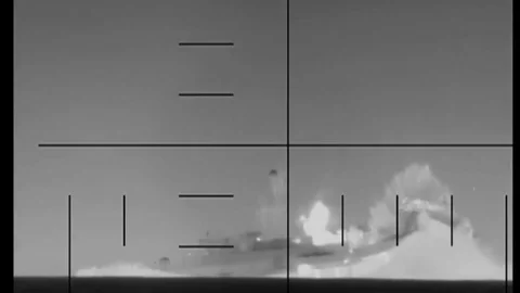 EEUU publica el vídeo del ataque submarino a un buque iraní: al menos 83 muertos