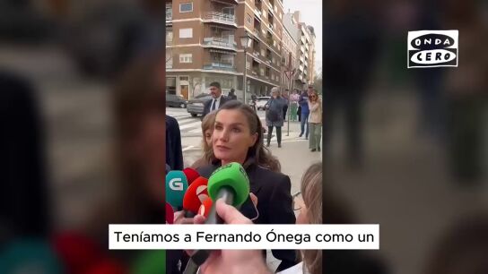 La reina Letizia, emocionada en la capilla ardiente de Fernando Ónega: "Además de un referente era el padre de mi amiga"