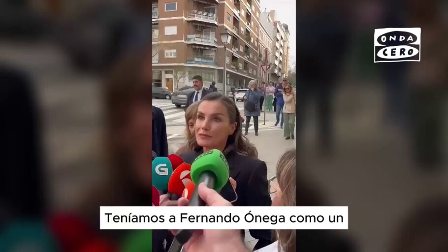 La reina Letizia, emocionada en la capilla ardiente de Fernando &Oacute;nega: "Adem&aacute;s de un referente era el padre de mi amiga"