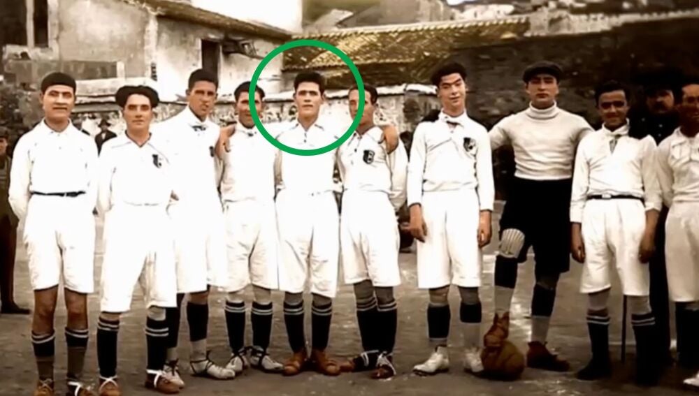 Nita Carmona, "disfrazada" para poder jugar al fútbol en el Vélez CF.