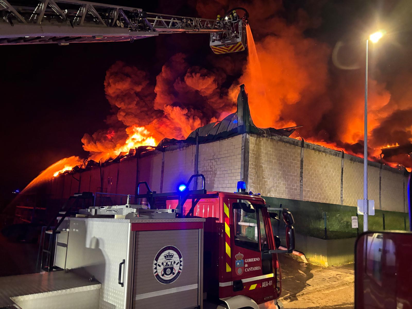 El Gobierno de Cantabria activa la situación 1 del PLATERCANT por el incendio en la fábrica de pinturas Ferroluz en Los Tánagos El Gobierno de Cantabria activa la situación 1 del PLATERCANT por el incendio en la fábrica de pinturas Ferroluz en Los Tánagos