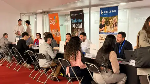 Villajoyosa celebra hoy su primera Feria de Empleo, una iniciativa que ha reunido a más de 170 demandantes de trabajo Villajoyosa celebra hoy su primera Feria de Empleo, una iniciativa que ha reunido a más de 170 demandantes de trabajo