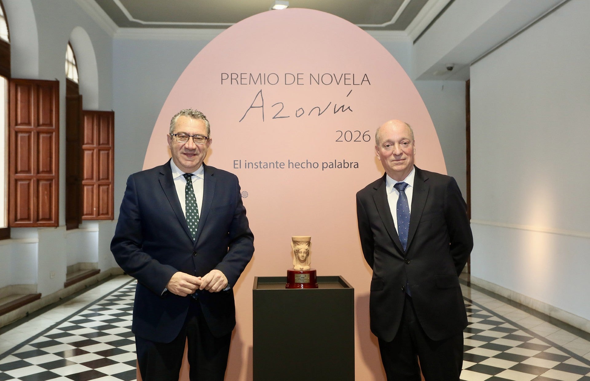 Toni Pérez y Carlos Crehueras con el Premio Azorín de Novela 2026 Toni Pérez y Carlos Crehueras con el Premio Azorín de Novela 2026