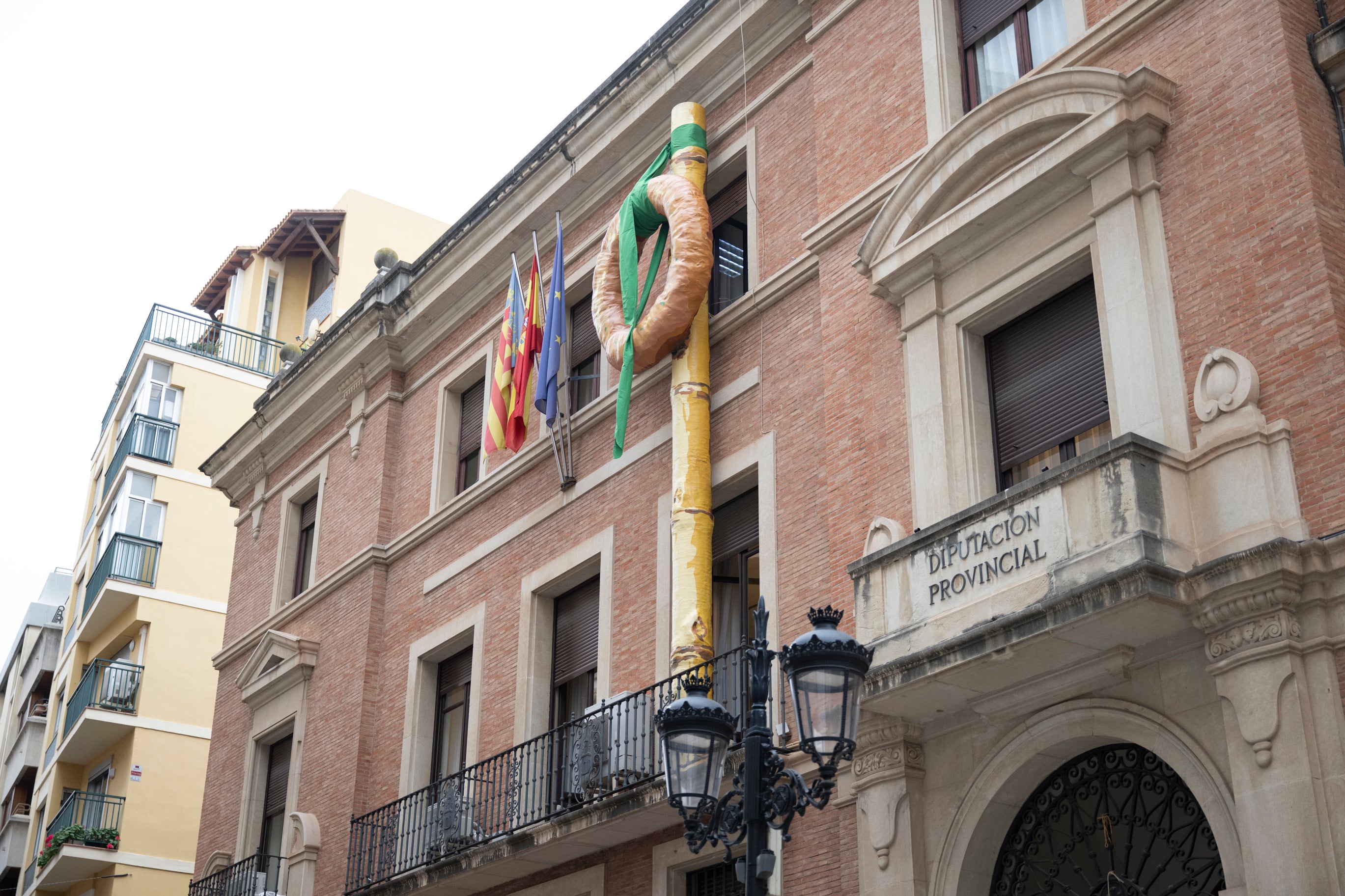 Un ‘Rotllo i Canya’ gigante corona la Diputación para dar la bienvenida a la Magdalena Un ‘Rotllo i Canya’ gigante corona la Diputación para dar la bienvenida a la Magdalena