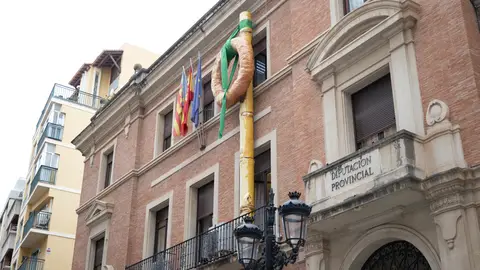 La Diputación se viste de Magdalena con un monumental ‘Rotllo i Canya’ en su balcón La Diputación se viste de Magdalena con un monumental ‘Rotllo i Canya’ en su balcón