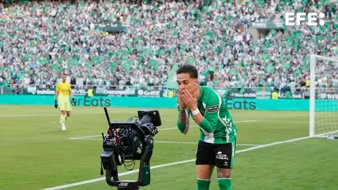 Antony celebra su gol al Sevilla saludando a la cámara. Antony celebra su gol al Sevilla saludando a la cámara.