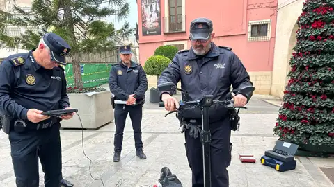 Elche dota a su Policía Local con dispositivos para controlar la velocidad que alcanzan los patinetes eléctricos. Elche dota a su Policía Local con dispositivos para controlar la velocidad que alcanzan los patinetes eléctricos.