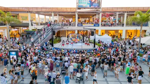 Zenia Boulevard celebra el Día de la Mujer con una gran acción artística participativa en la Plaza Mayor Zenia Boulevard celebra el Día de la Mujer con una gran acción artística participativa en la Plaza Mayor