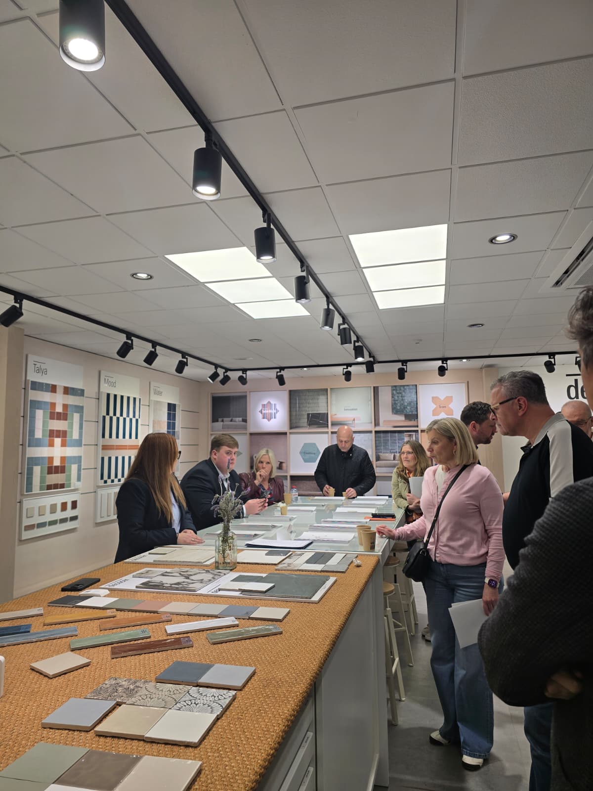 Castellón recibe a distribuidores británicos para afianzar el mercado cerámico en Reino Unido Castellón recibe a distribuidores británicos para afianzar el mercado cerámico en Reino Unido