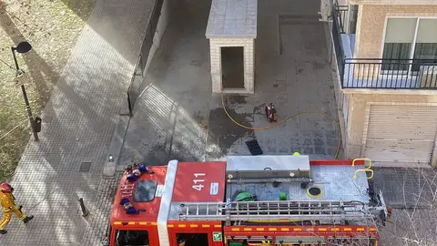 Bomberos en el lugar de uno de los incendios provocados presuntamente por los detenidos. Bomberos en el lugar de uno de los incendios provocados presuntamente por los detenidos.