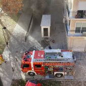 Bomberos en el lugar de uno de los incendios provocados presuntamente por los detenidos.